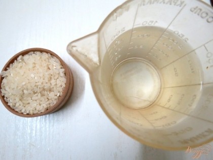 Нам понадобится 180 миллилитров воды и 50 грамм риса. В маленькую кастрюлю вылейте холодную воду. К ней добавьте круглозернистый рис и поставьте вариться.Рис должен быть клейким.