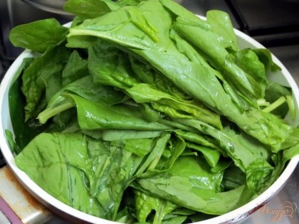 У шпината переберите каждый листочек. Помойте и отправьте в сковороду с растительным маслом.
