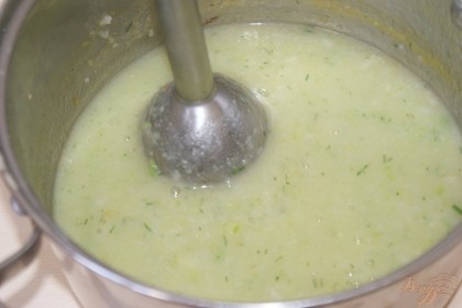 С помощью погружного блендера превращаем суп в пюре.