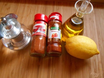 Из оливкового масла, паприки и красного жгучего перца готовим маринад, добавляем сок одного лимона.