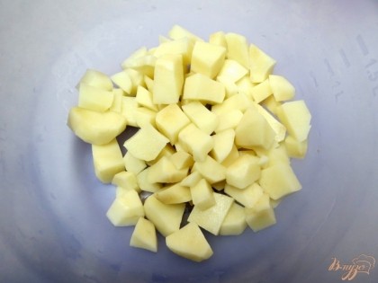 Картофель чистим, моем и нарезаем кубиками.