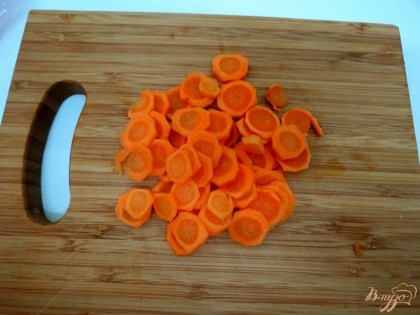 Морковь чистим, моем, нарезаем кружочками.