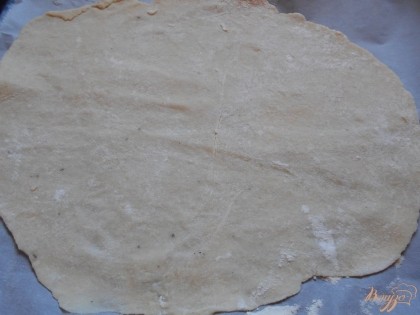 Раскатываем тесто в очень тонкие лепешки.