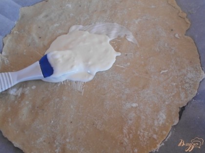 Смесью йогурта и сливок смазываем поверхность лепешки при помощи силиконовой кисточки.