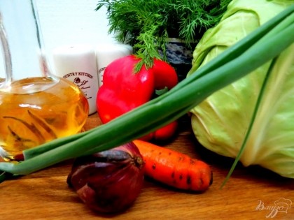 Для салата нам понадобится капуста, лук красный, лук зелёный, половинка красного сладкого перца, морковь, уксус, масло растительное, соль и сахар.