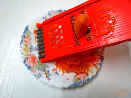 Морковь натираем на корейской тёрке.