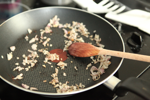 Если вы жарили стейки на сковороде, то на той же сковороде (ее мыть не надо) обжарить оставшуюся половину лука на среднем огне, буквально минуту. Так, что  бы лук стал мягким.