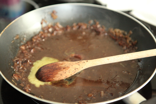 По частям добавляем в сковороду масло. Каждый раз по кусочку, пока не растает. Добавляем соль, перец по вкусу и поливаем соусом стейки.