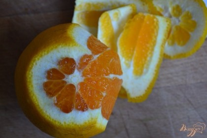 С апельсина срезать кожуру и вырезать дольки.