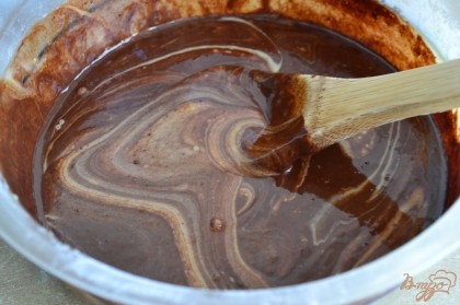 Шоколадную смесь влить в тесто.