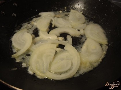 В сковороде, где обжаривалась рыба, на оставшемся масле до мягкости пассеруем лук.