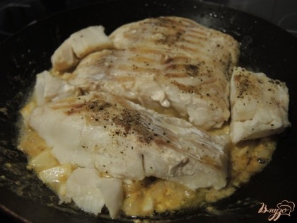 Выкладываем рыбу поверх луково-яичной смеси. Накрываем сковороду крышкой и даём протушиться её содержимому на среднем огне в течение 5-7 минут.