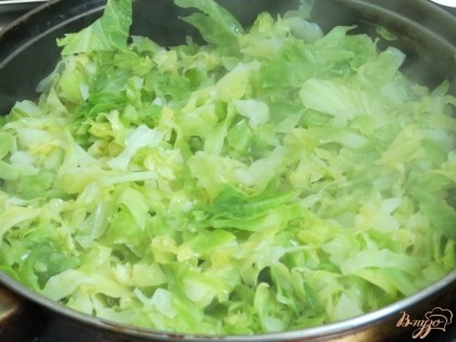 Капусту нарезаем и отправляем на разогретую сковороду с растительным маслом.