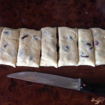 Ножом разрезать пирожок поперек на полоски шириной 2-3 см.