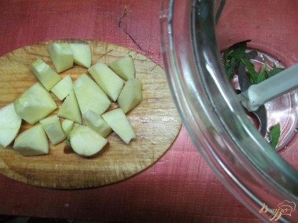 Крупно нарезать яблоко, апельсин разобрать на дольки.