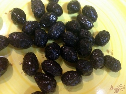 Добавляем подготовленные вяленые маслины за 30 минут до окончания приготовления.