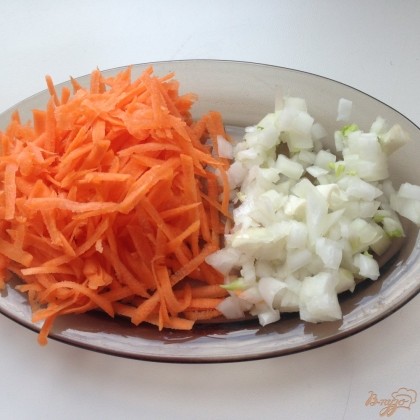 В бульон добавляем потертую морковь и порезанный репчатый лук .