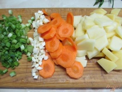 Произвольно нарезать картофель, морковь, сельдерей и зеленый лук.
