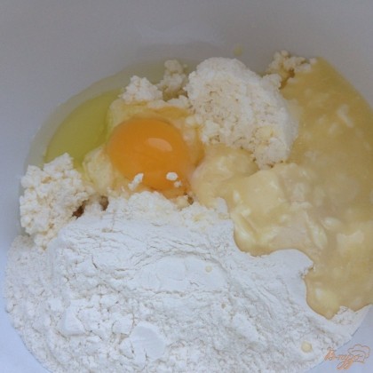 Готовим тесто: смешиваем творог, сахар, ванильный сахар, соль, яйцо; добавляем просеянные муку и крахмал. Хорошо вымешиваем.
