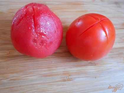 Аккуратно очистим помидоры от кожуры.