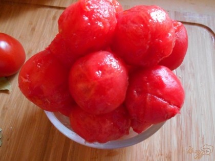 вот так выглядят очищенные помидоры. Если с первого раза кожура не очистилась с помидора, обдайте его кипятком еще раз.