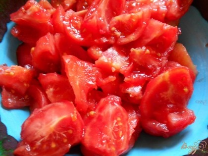 Нарежьте помидоры на четвертинки. Пробейте в блендере до пюреобразного состояния.