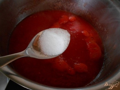 В кастрюлю выливаем томатное пюре, солим и добавляем в пюре сахар. Создаем баланс вкуса. Даем соусу закипеть и убавляем огонь. Готовим соус около 40 минут, пока его объем не уменьшится вдвое.