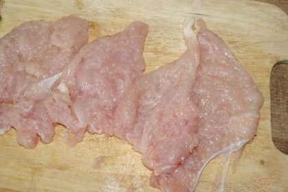 Для начала возьмем куриное филе, разрезаем каждое на 4 части и отбиваем, можно предварительно накрыть мясо пищевой пленкой.