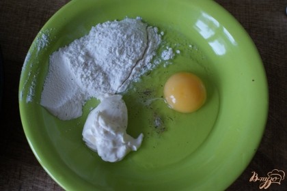 Сделаем кляр. В миске соединяем майонез, муку и яйцо, немного солим и очень хорошо перемешиваем.