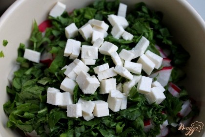Брынзу нарезаем кубиками и добавляем в салат. Брынза достаточно соленая, поэтому, соль не добавляем.
