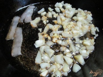 В этой же сковороде пожарить до мягкости лук, а потом выложить на минуту чеснок.