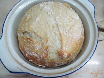Достать хлеб из духовки и вынуть из формы когда она чуть остынет.
