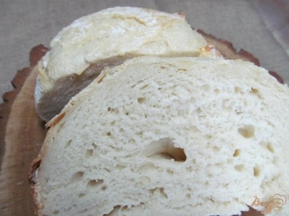 В разрезе хлеб похож на чиабатту.