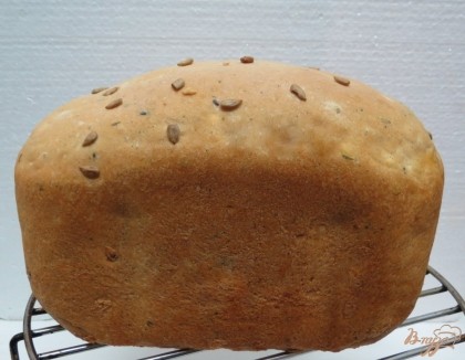 Готовый хлеб желательно охлаждать на решётке.