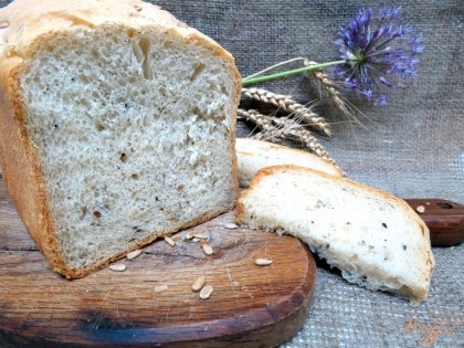 Готово! А так выглядит хлеб в разрезе, а  по дому разносится аромат замечательного душистого хлеба.