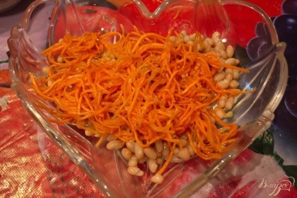 К фасоли добавьте морковь по-корейски без масла. Перед приготовлением нужно на 5-7 минут выложить морковь на сито, чтоб лишний жир стек.
