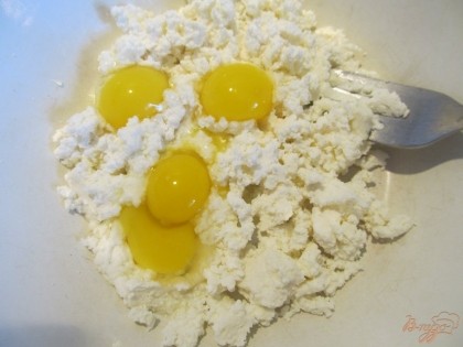 Творог перетираем через сито и добавляем 4 перепелиных яйца.