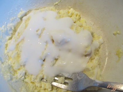 Сыпем 1 ст. л. манной крупы и поливаем 2 ст.л. детского йогурта или кефира.
