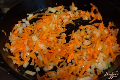 На растительном масле обжариваем морковь и лук.