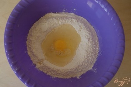 Это тесто, на мой взгляд, идеально для приготовления пельменей и вареников. Сначала берем 2-3 стакана муки и высыпаем на стол или в миску. Добавляем яйцо и соленую горячую воду (1чайная ложка на стакан воды) и замешиваем крутое тесто.