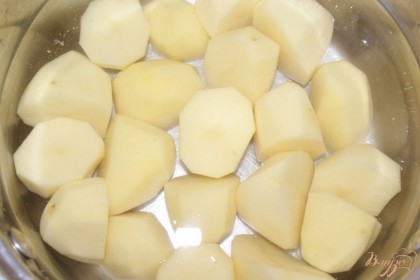 Отвариваем картофель, добавив в воду немного соли.