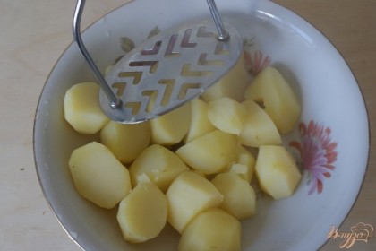 Делаем картофельное пюре с помощью обычной толкушки (не используйте блендер, иначе получите вместо воздушного пюре клейстер!).