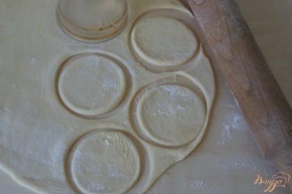 Раскатываем тесто и вырезаем стаканом кружочки.