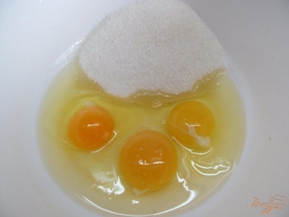 Миксером взбить яйца с сахаром.