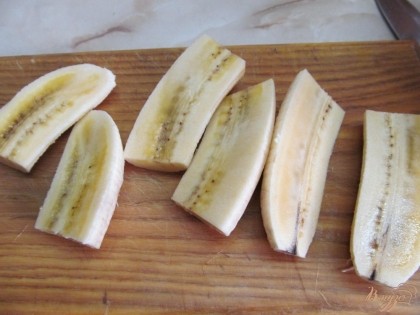 Разрезать банан на три части, что бы выкладывать ровно в рулет. Оставшийся банан вмешать в крем.