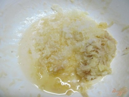 Картофель сырой и лук и чеснок натереть на терке.