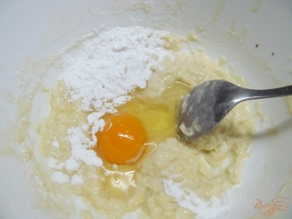 Добавить муку, кефир, яйцо, соль, перец и перемешать. Кляр должен получиться по консистенции как густая сметана.