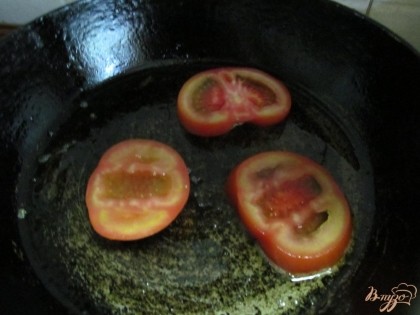 Нужно сначала пожарить сардельки, а потом помидор. Я выложила помидор, посолила и поперчила. Жарить быстро с двух сторон.