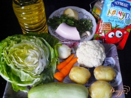 Вымыть все необходимые овощи. Очистить от кожуры картофель, лук, морковь, чеснок и яблоко.