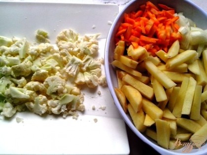 Нарезать соломкой картофель и морковь, лук – на четыре части и кольцами. А цветную капусту – кусочками среднего размера.